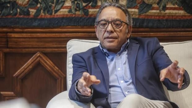 El socialista Manolo Mata formaliza su renuncia como diputado a la espera de la elección del nuevo portavoz