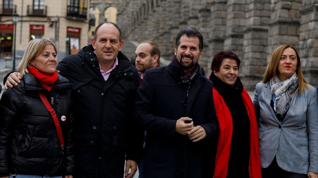 Luis Tudanca y Clara Luquero, entre otros miembros del PSOE, durante la pasada campaña electoral de febrero de 2022