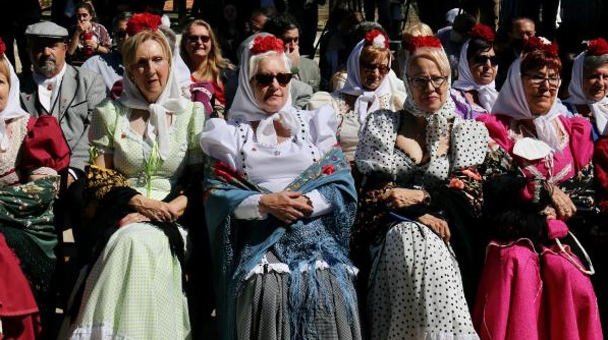 Asistentes vestidas de chulapas en la presentación de la programación de las Fiestas de San Isidro 2022