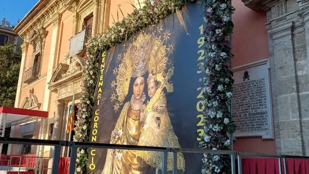 La nueva lona de la Virgen de los Desamparados que indigna a los feligreses y a la oposición