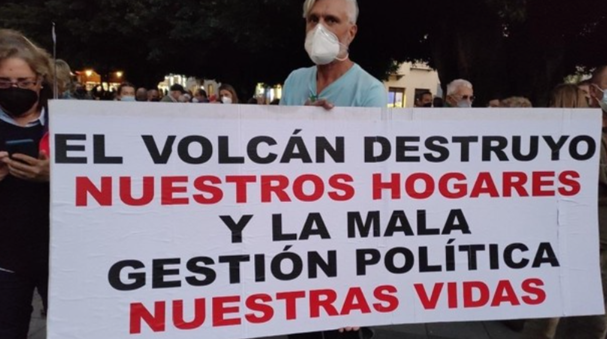 Vecino de Todoque, que vivió de alquiler y sin contrato, en una movilización,