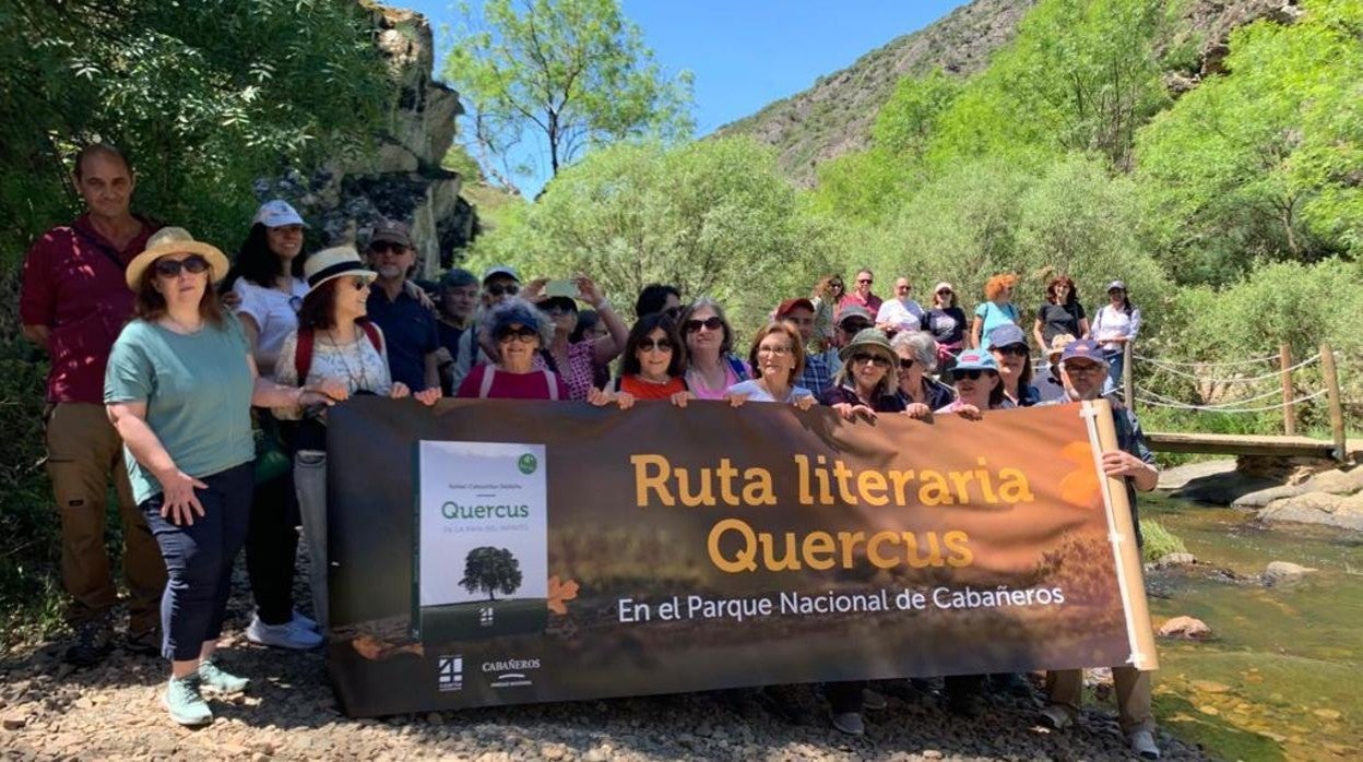 Grupo de unas 40 personas del club de lectura de la Universidad de Alcalá inauguran la ruta literaria 'Quercus'