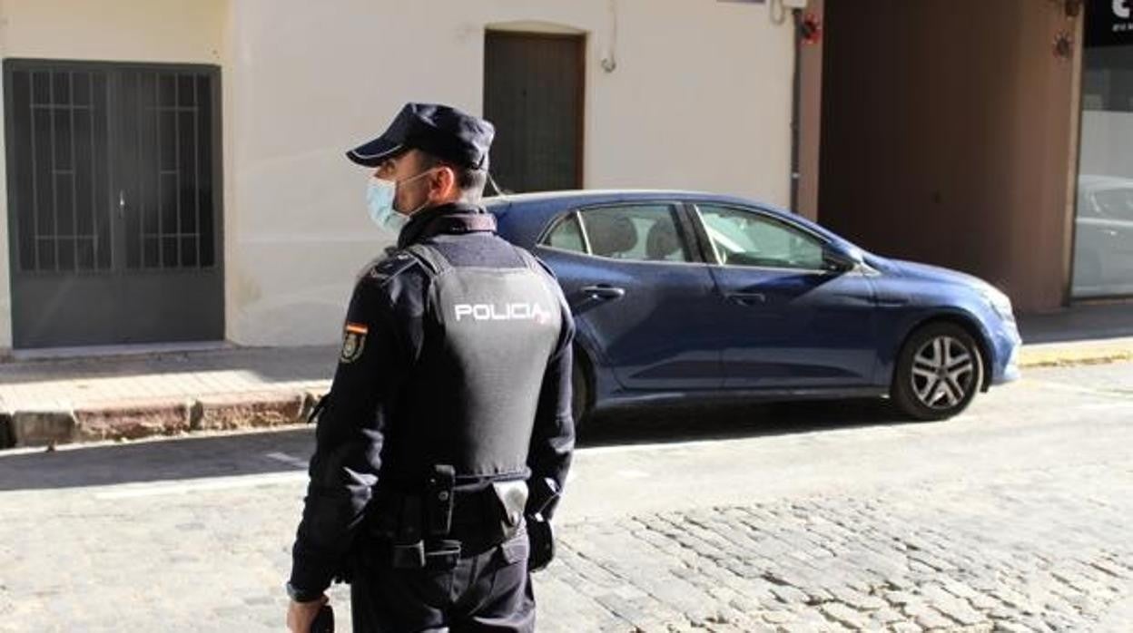 Imagen de archivo de un agente de la Policía Nacional en Valencia