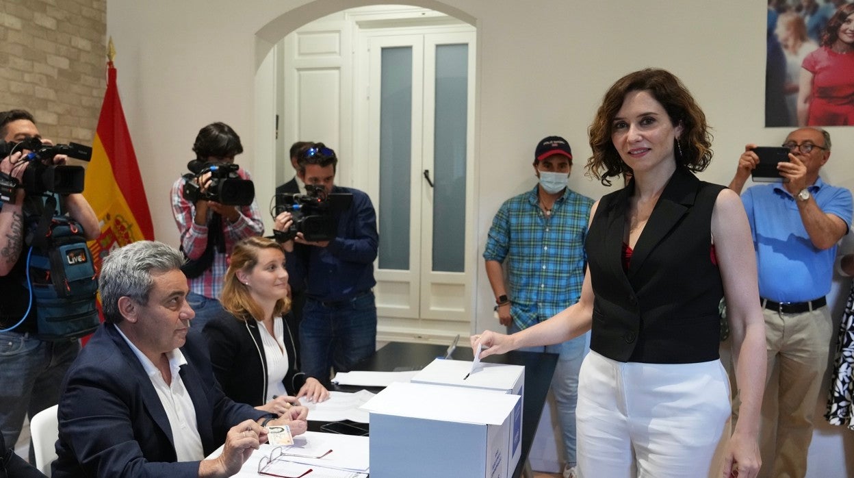 La presidenta de la Comunidad de Madrid, Isabel Díaz Ayuso, votando hoy su candidatura en la sede del PP de Chamberí