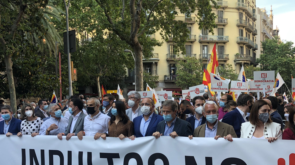 Inés Arrimadas y Alejandro Fernández, en el centro de la imagen, en una manifestación en junio de 2021