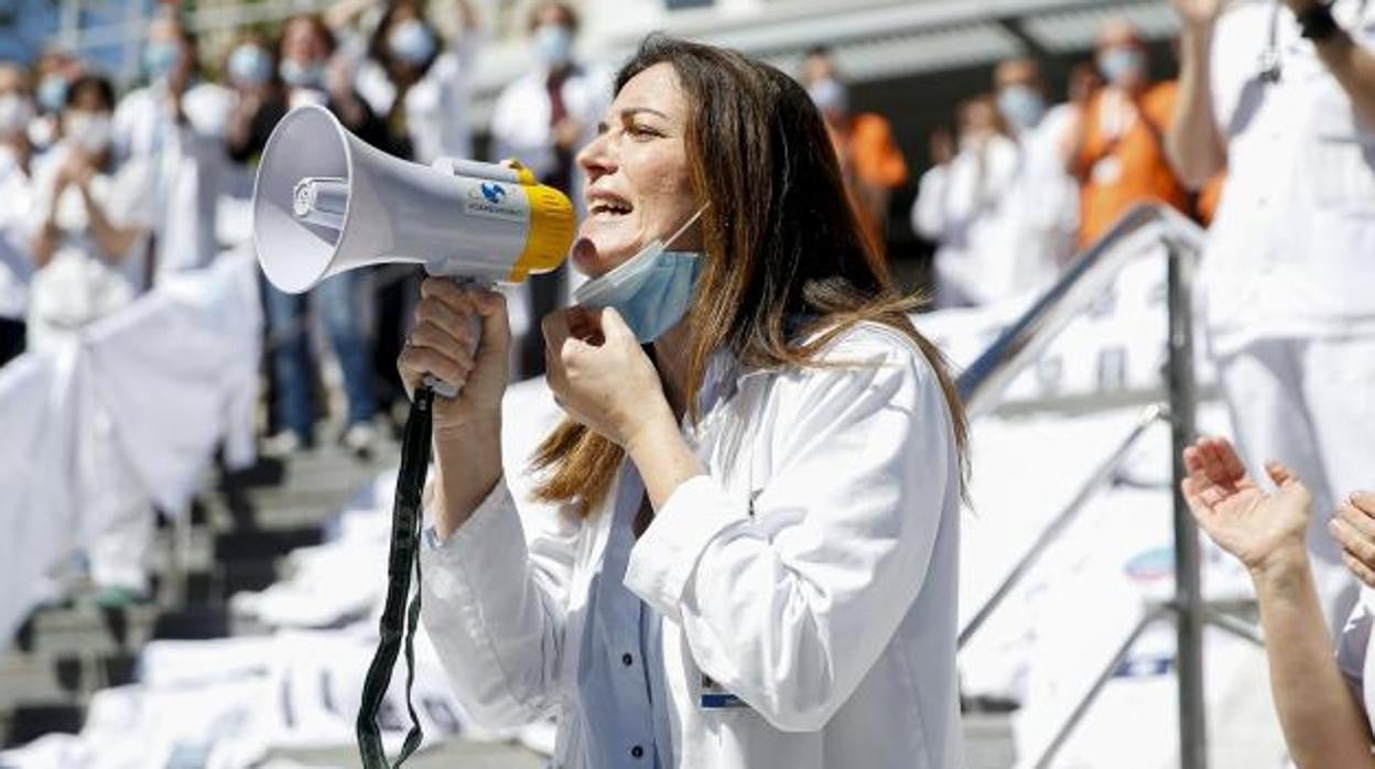 Un grupo de profesionales protesta a las puertas del Hospital Gregorio Marañón