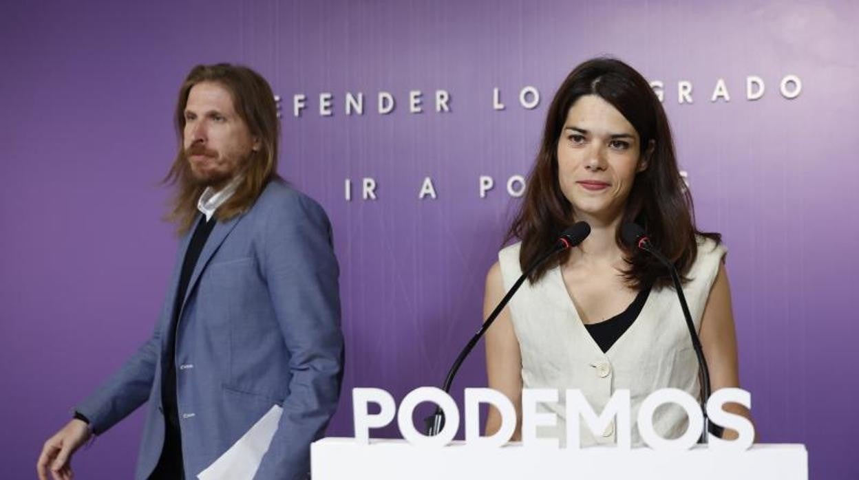 Los portavoces de Podemos, Pablo Fernández e Isa Serra este lunes en rueda de prensa