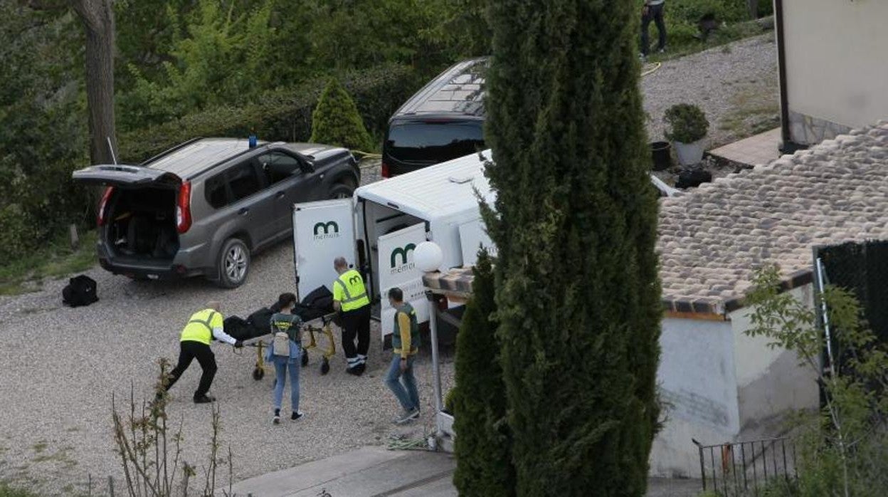 Una de las personas fallecidas es introducida en un furgón