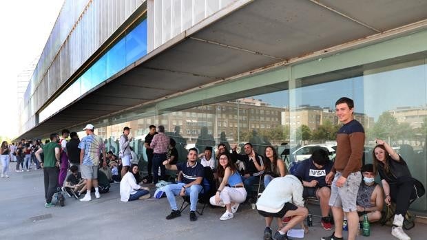 Cientos de palentinos hacen cola para conseguir alguna de las 2.000 entradas extra para la fiesta universitaria