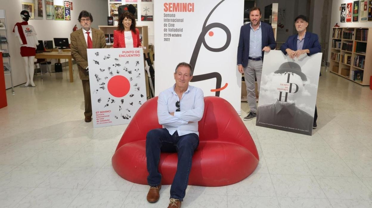 José Luis Segovia, autor del cartel ganador, posa en presencia del alcalde de Valladolid, Óscar Puente; la concejala de Cultura, Ana Redondo y el director de Seminci, Javier Angulo, en la presentación de los carteles con la imagen oficial de la 67ª edición