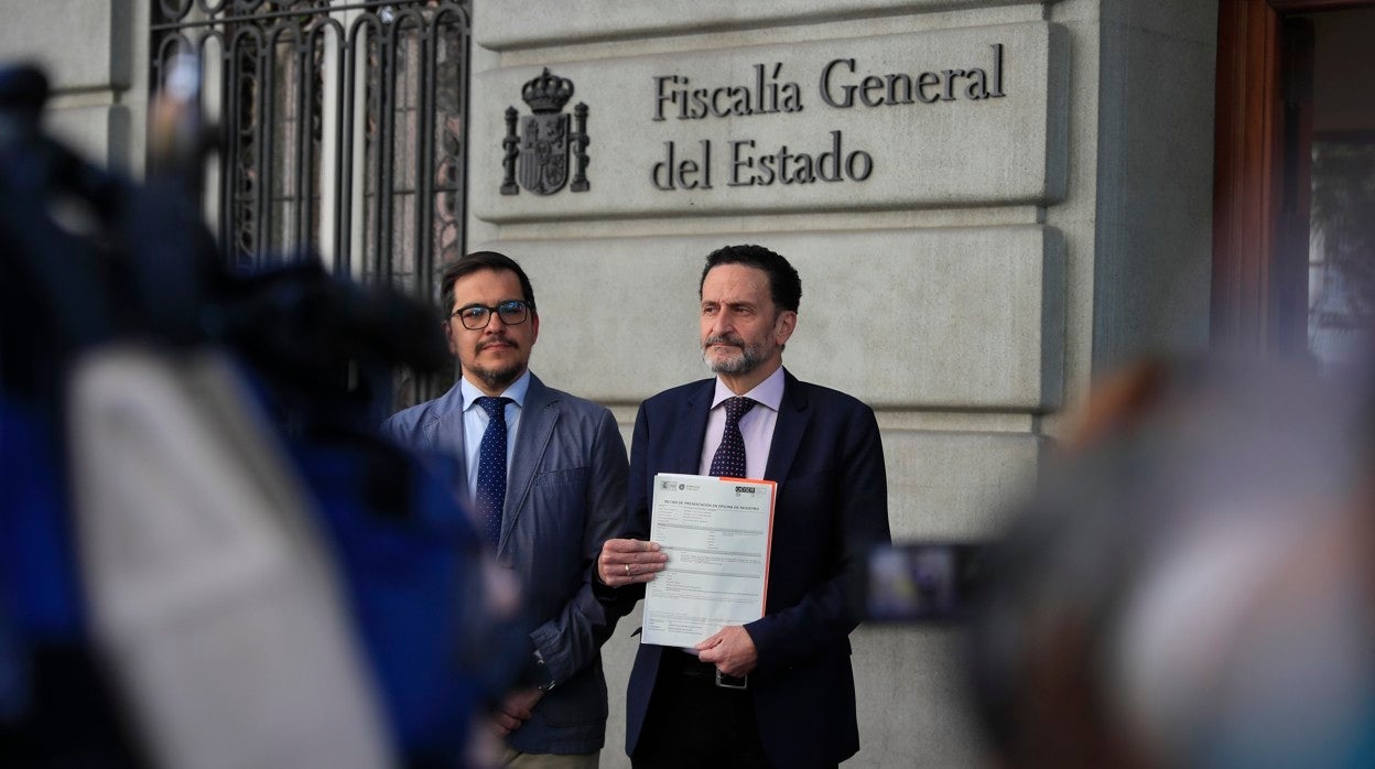 José María Espejo-Saavedra y Edmundo Bal, con la denuncia que han presentado contra Gabriel Rufián ante la Fiscalía General del Estado por supuesta revelación de secretos