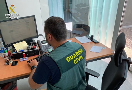 Guardia Civil en su puesto de trabajo durante las pesquisas