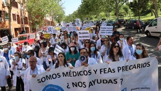 Los médicos llevan a la calle su enfado por décadas sin contratos fijos