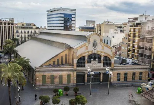 Vista aérea del Mercado Central de Alicante desde la parte trasera, en la popular plaza de las Flores