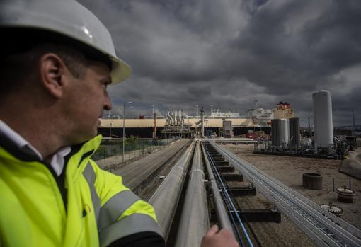 En las entrañas de la regasificadora que reducirá la dependencia de la energía rusa