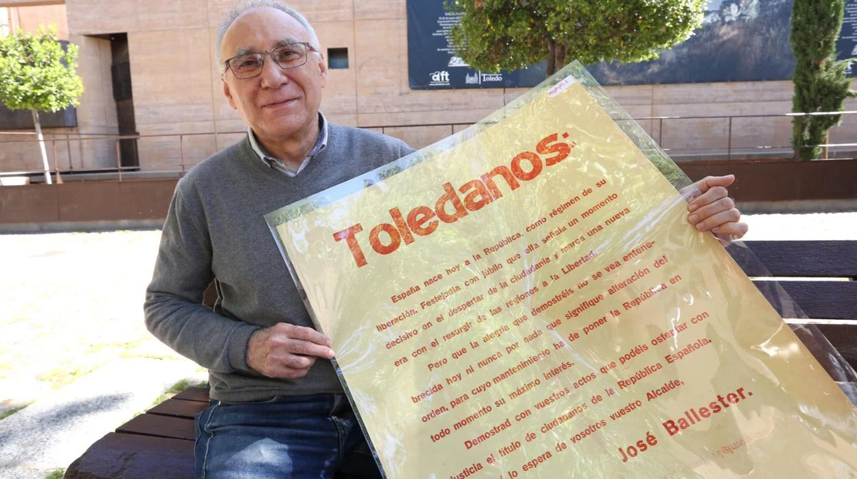 Enrique Sánchez Lubián sostiene el bando emitido por el primer alcalde republicano de Toledo, José Ballester