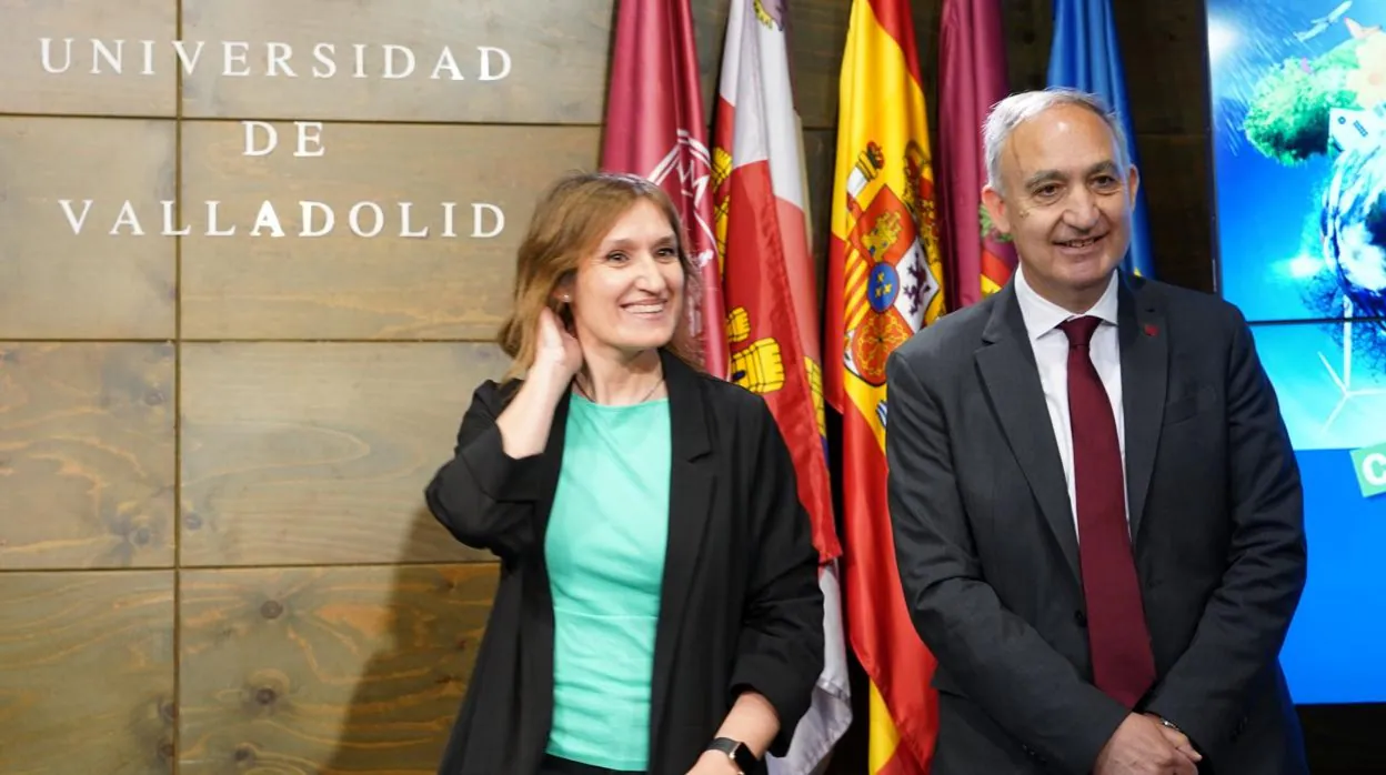 La consejera de Educación, Rocío Lucas, junto al rector de la Universidad de Valladolid, Antonio Largo, durante una rueda de prensa