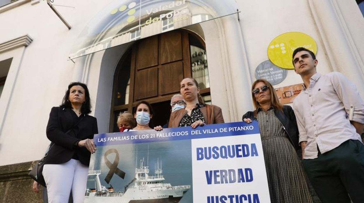 Representantes de las familias de las víctimas, la semana pasada ante la Valodora do Pobo en Santiago