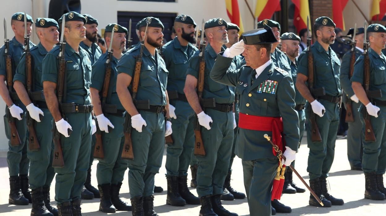 El jefe de la Zona de Castilla-La Mancha, el general Francisco Javier Cortés Méndez, saluda a la Usecic de Toledo durante el acto en el acuartelamiento