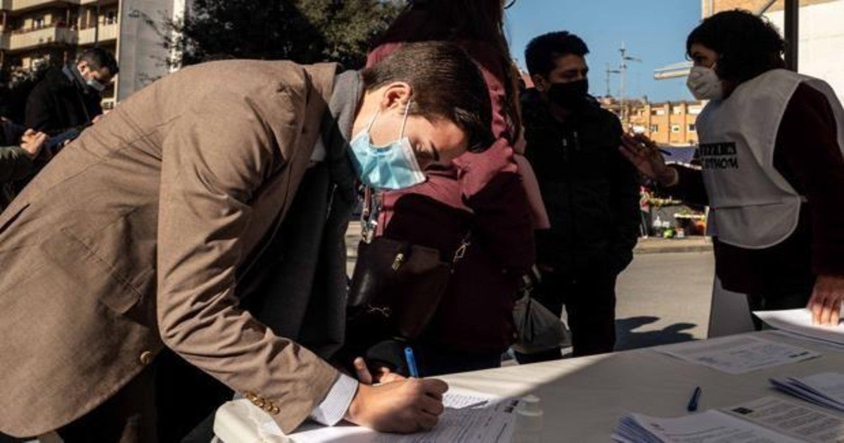 Carpa informativa de 'Escuela de Todos' en Vic (Barcelona)