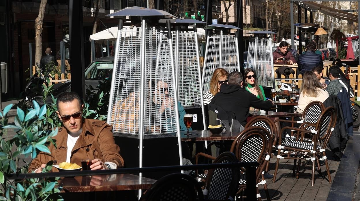 Clientes en una terraza del centro de la capital