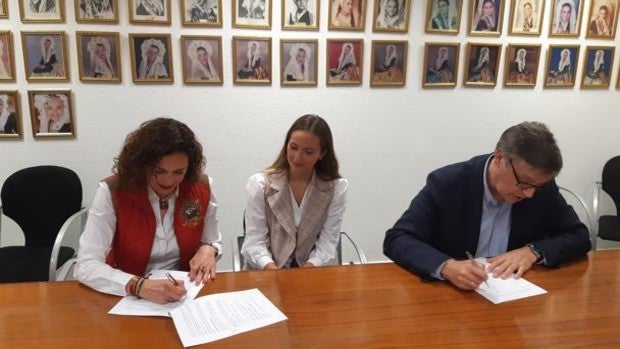 Aguas de Alicante firma un acuerdo de colaboración con la Federació de les Fogueres de Sant Joan