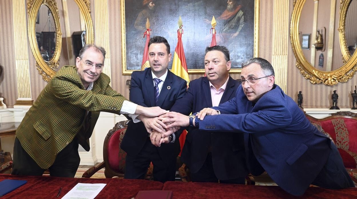 Firma del Acuerdo de la Mesa del Diálogo Social, presidida por el alcalde de Burgos, Daniel de la Rosa, y en la que participaron el presidente de FAE, Miguel Ángel Benavente; el secretario general de UGT de Burgos, Pablo Dionisio Fraile; y el secretario de CCOO de Burgos, Juan Núñez