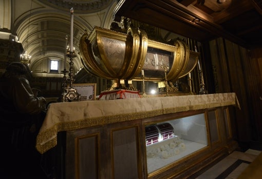 Arca con el cuerpo de S. Isidro. Debajo, restos de Sta María de la Cabeza