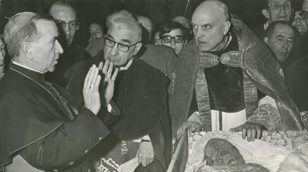 El arzobispo Casimiro Morcillo (izq), con el santo en 1969