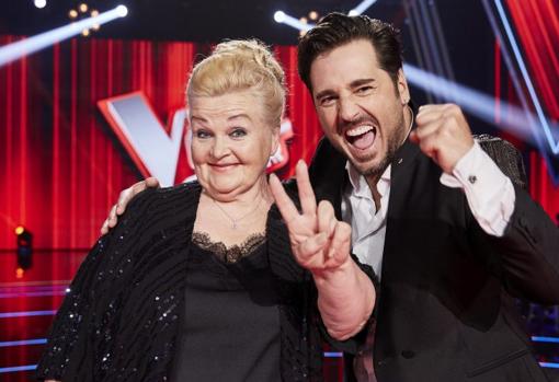 Naida, con su 'coach' en 'La Voz Senior', el cantante cántabro David Bustamante