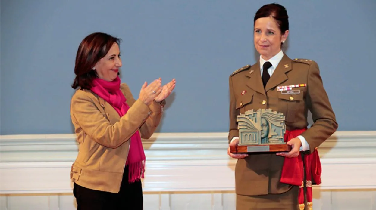 La general Patricia Ortega recibe un reconocimiento de manos de la ministra Robles, en imagen de archivo