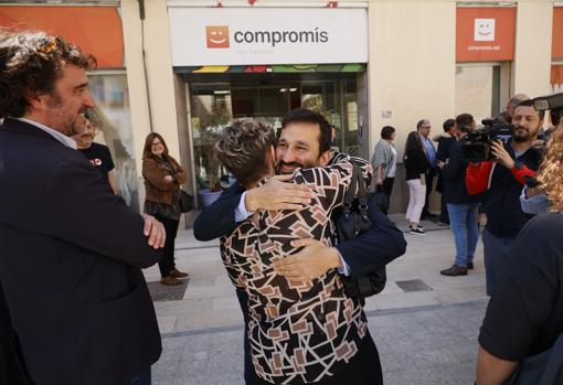 Imagen de Raquel Tamarit y Vicent Marzà este miércoles tras la rueda de prensa en la que el conseller ha anunciado su dimisión