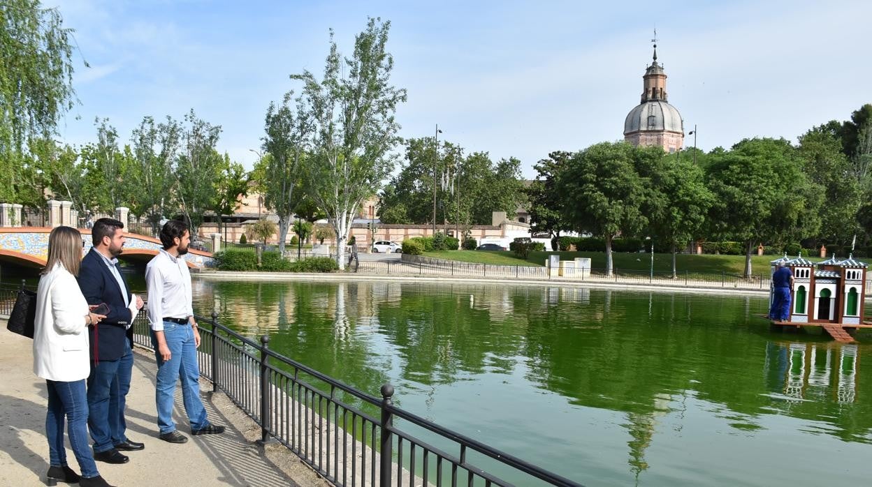 Los concejales De la Llave, Tito y Muro supervisan los trabajos en el parque de la Alameda