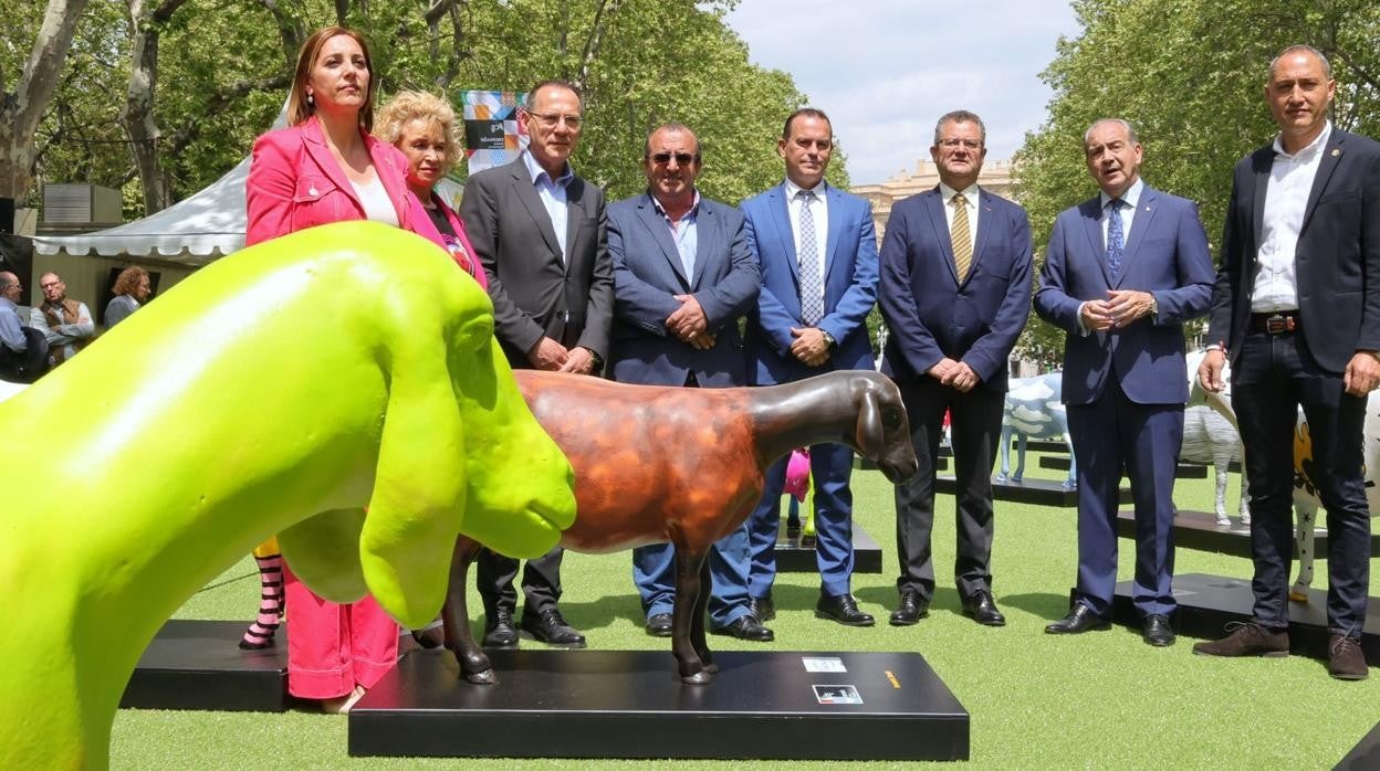 Personalidades asistentes a la inauguración de la exposición 'Ovejas Fromago Cheese Experience', entre las que están el consejero de Agricultura y el presidente de la Diputación de Zamora