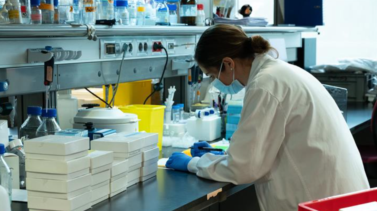 Investigadora trabaja en un laboratorio en foto de archivo