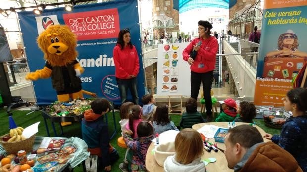 Caxton College organiza un programa de entretenimiento infantil en el Mercado de Colón