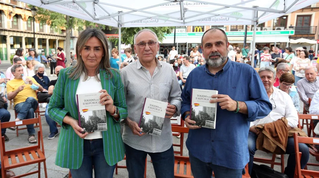 Milagros Tolón, Enrique Sánchez Lubián y Javier Mateo, en la Feria del Libro
