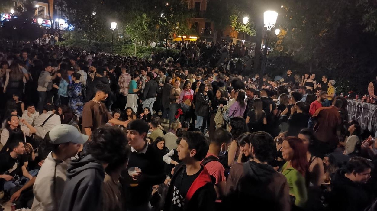 Macrobotellón en la plaza del Dos de Mayo, en el pasado puente festivo del Día de la Comunidad