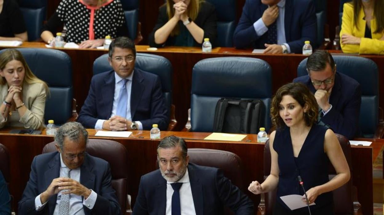 La presidenta Díaz Ayuso, en el pleno de la Asamblea junto a los consejeros Enrique López y Enrique Ossorio