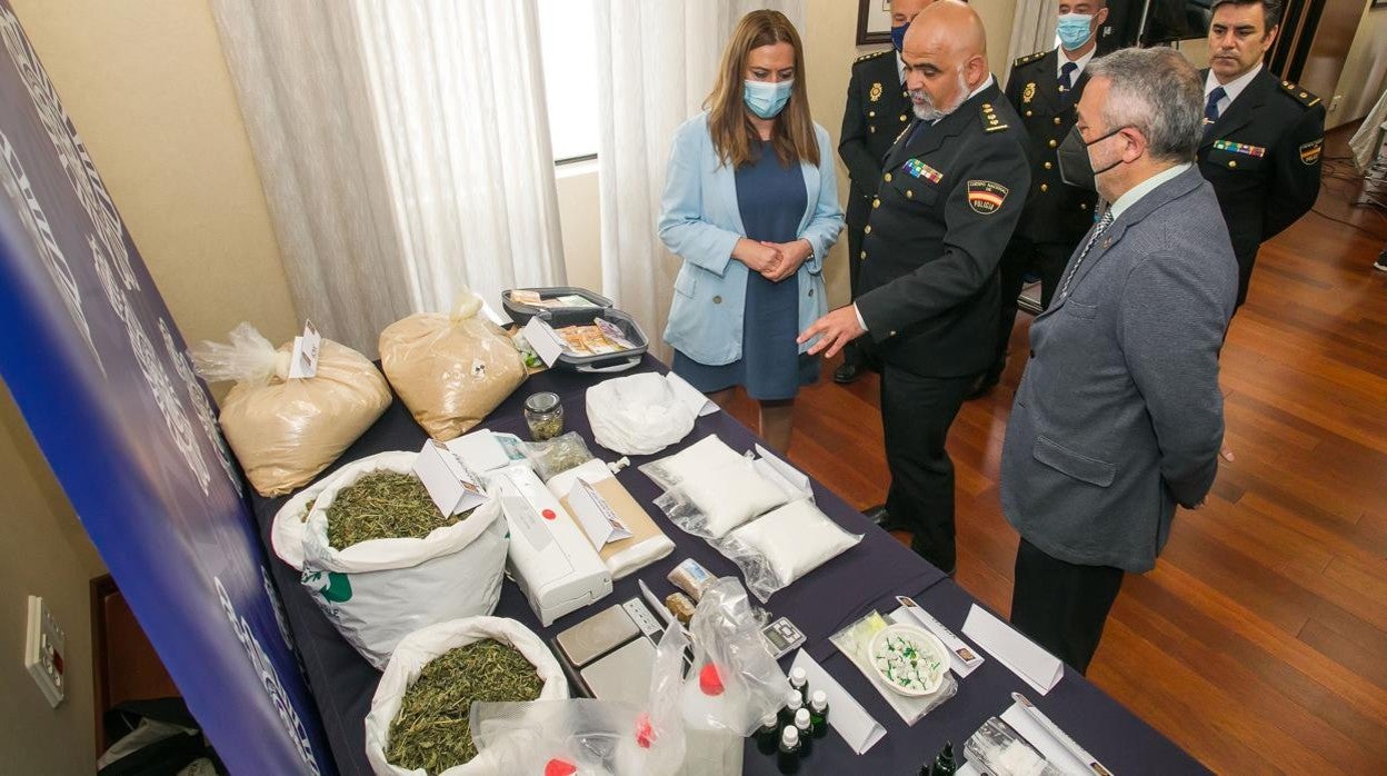 La delegada del Gobierno, junto a responsables policiales ayer en Miranda de Ebro (Burgos)