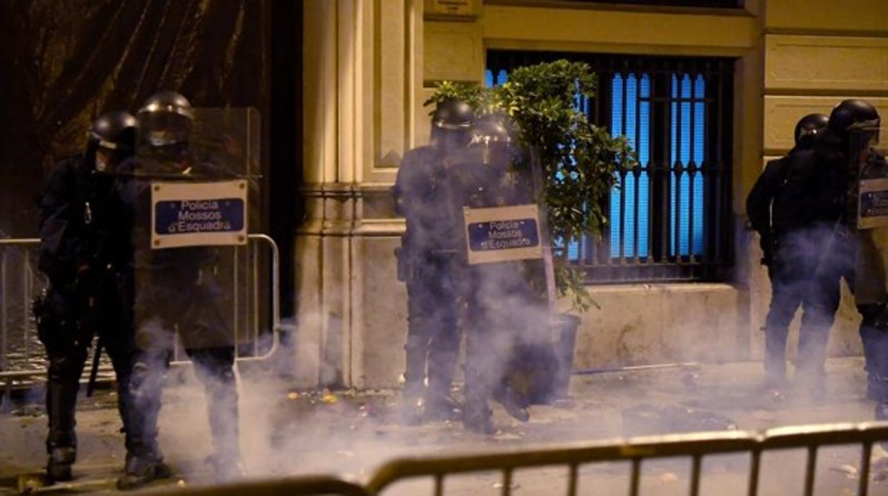 Mossos d'Esquadra protegiendo la comisaría de la Policía Nacional de vía Layetana de Barcelona, en una de las jornadas violentas de 2021