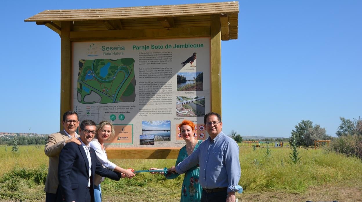 Muñoz, Úbeda, Ferández, Redondo y Villarrubia, junto a un panel informativo