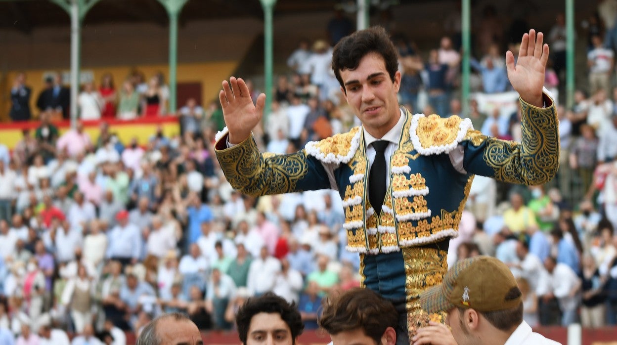 Tomás Rufo es alzado en hombros por sus paisanos