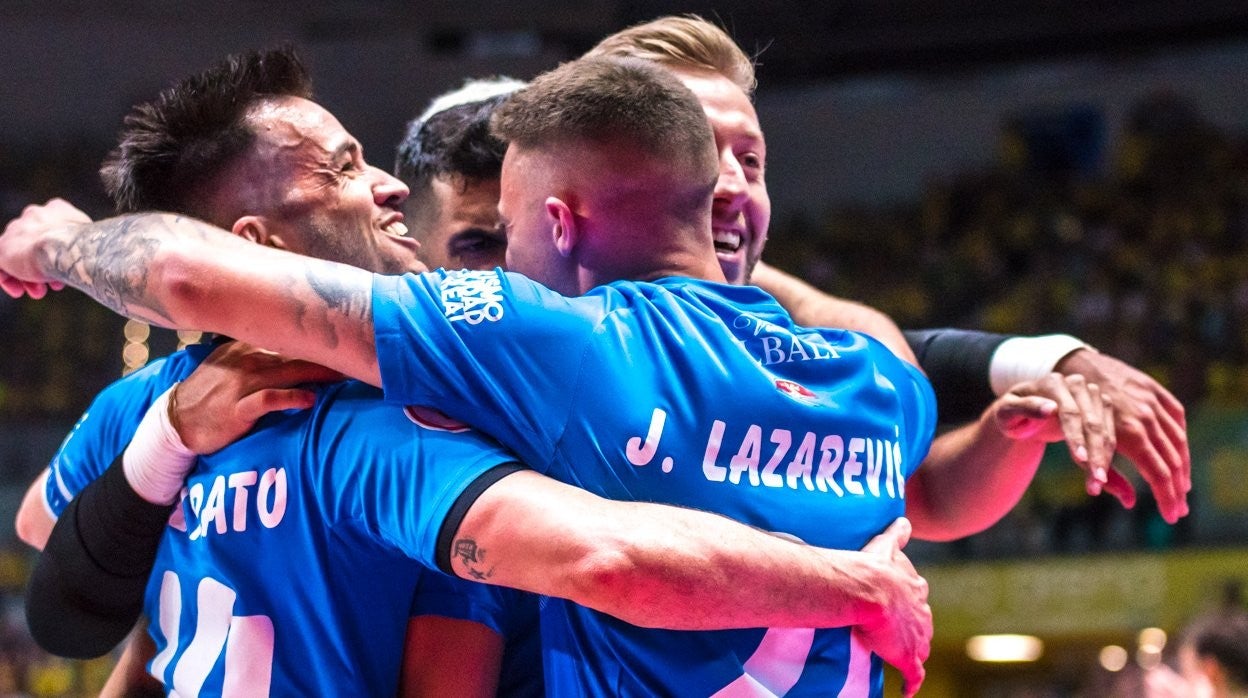 Los jugadores azulones celebran uno de los tres goles