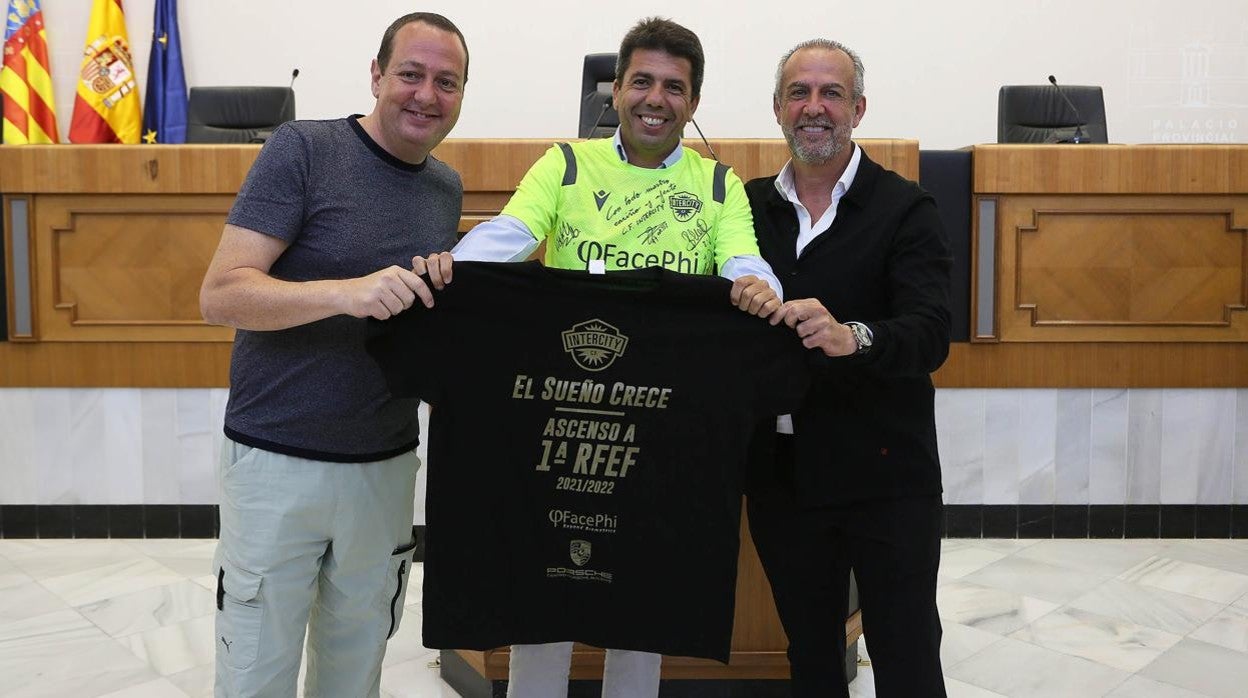 Carlos Mazón celebra el ascenso del Intercity a Primera RFEF junto a Carlos Mazón y Salva Martí