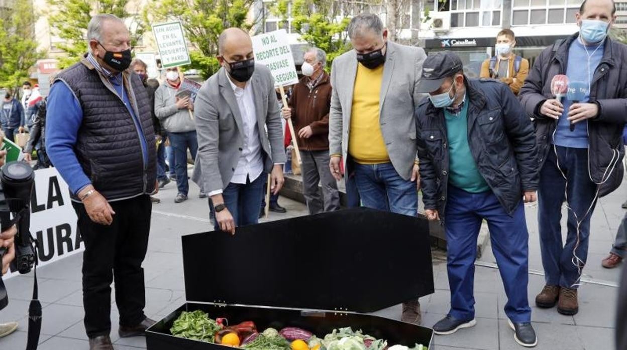 Concentración «¡No al recorte del trasvase Tajo-Segura!» convocada por Asaja Alicante en abril