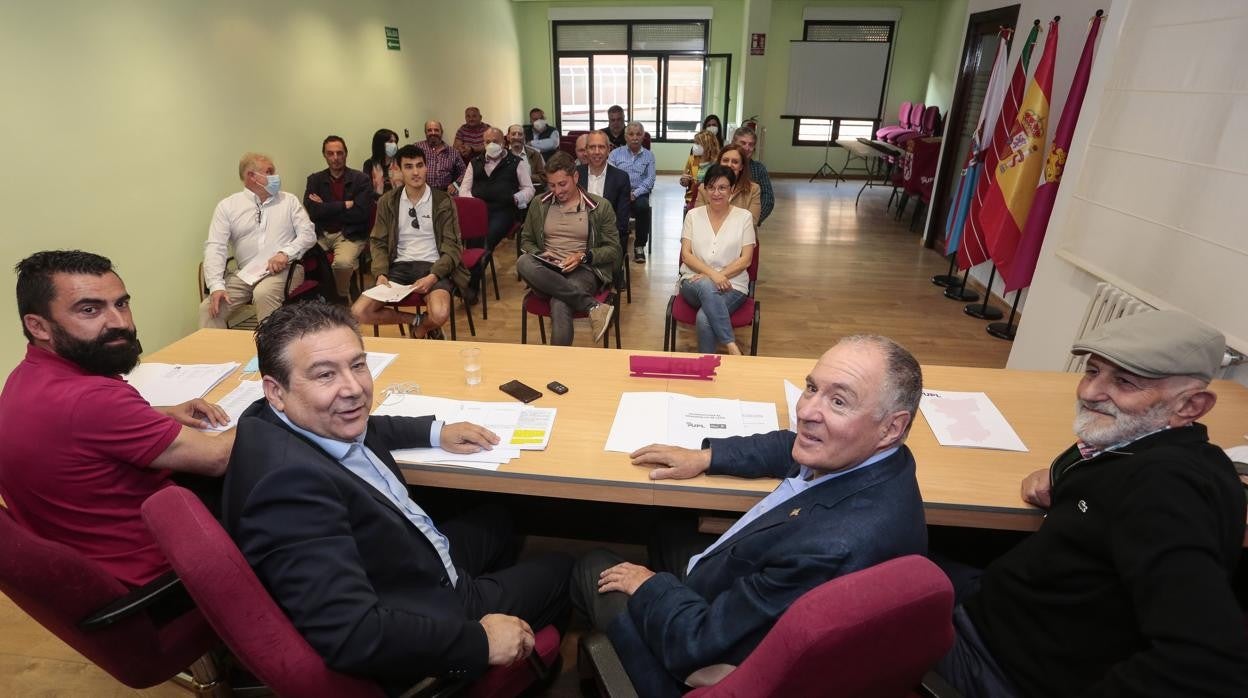 Unión del Pueblo Leonés celebra Consejo General para decidir si se rompe el pacto que sostiene con el Partido Socialista en la Diputación Provincial. En la imagen (IaD), Miguel Ángel Lozano, Luis Mariano Santos, Eduardo López Sendino y Matías Llorente