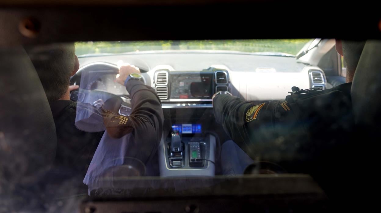 Dos agentes de policía en el interior de un coche patrulla