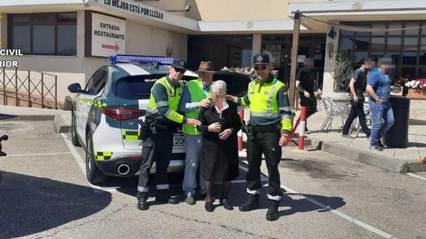 La Guardia Civil auxilia a una mujer nonagenaria del interior de un vehículo averiado en la autovía A-4