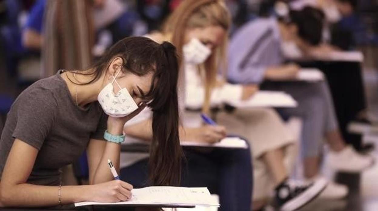 Opositores durante una prueba con la mascarilla puesta